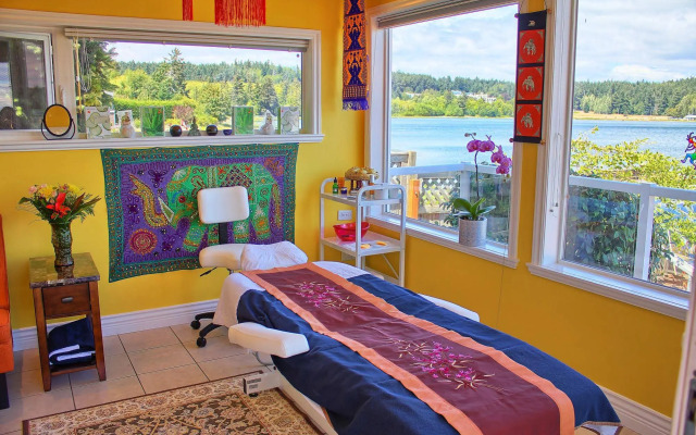 Birds of a Feather Victoria Oceanfront Studio Suites