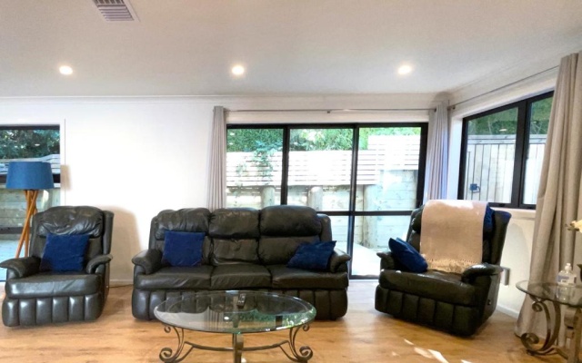 NO PARTY ALLOWED, Entire Brand New 3 bedroom townhouse, free unlimited fibre wifi and free parking – Guest Rooms – Wellington