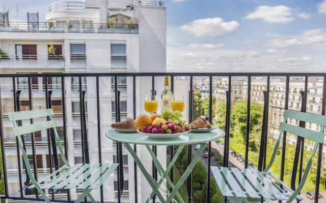 EUROPEA Eiffel Tower View Residence