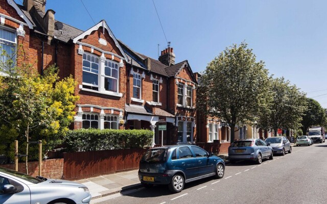 The Homey Shepherd's Bush House - ABE