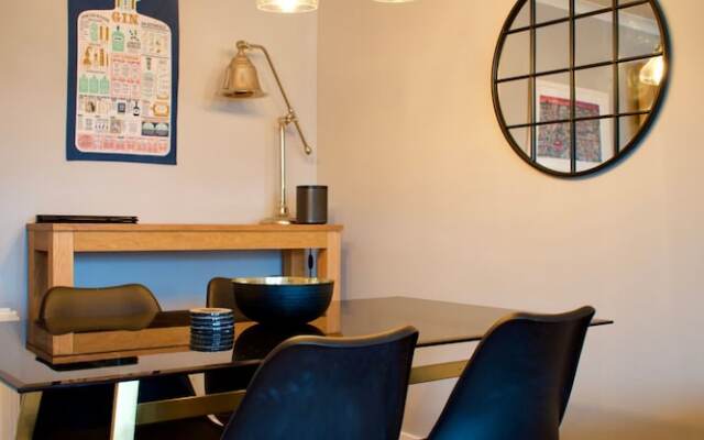 Large 2 Bedroom Flat in Leith With Free Parking