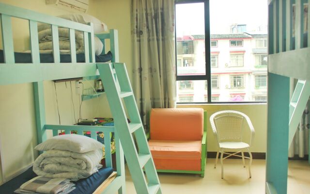 Many People Inn Shen Shan Road