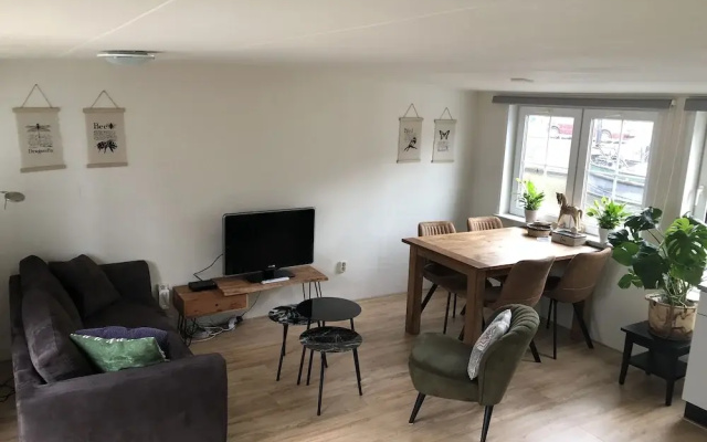 Slapen in eigentijds woonboot hotel