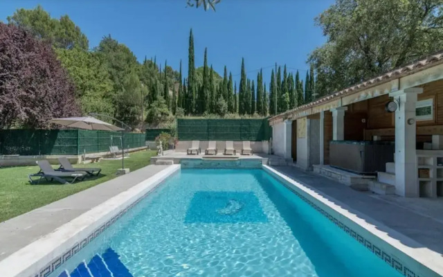 Villa With Swimming Pool Within the Luberon