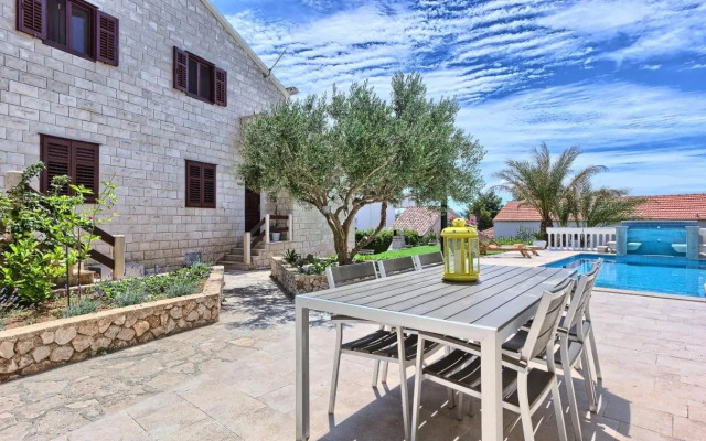 Lantana Holiday Home