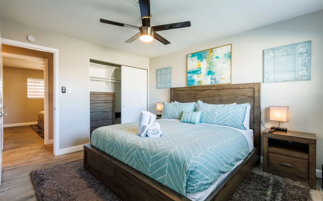 4BR Sleeps 8 Heated Pool Yard Games Bbq!