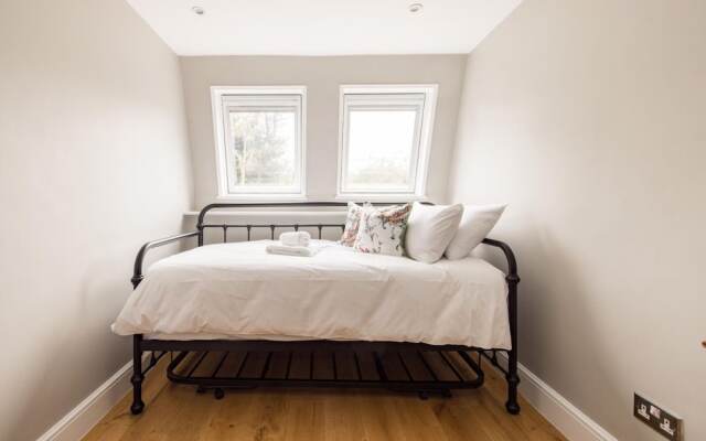 The Thames Embrace 3 BR & Garden House