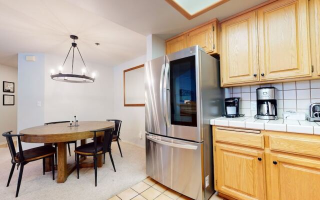 Silver Bear 21 Updated, Light and Bright, Walk to Canyon Lodge and Gondola by RedAwning