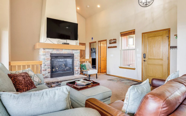 Fall & Winter Getaway: Picturesque Granby Townhome