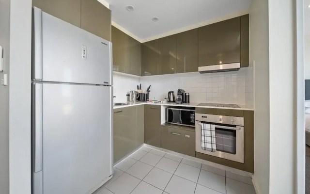 Glorious Central Canberra 1-bed With Pool & Sauna