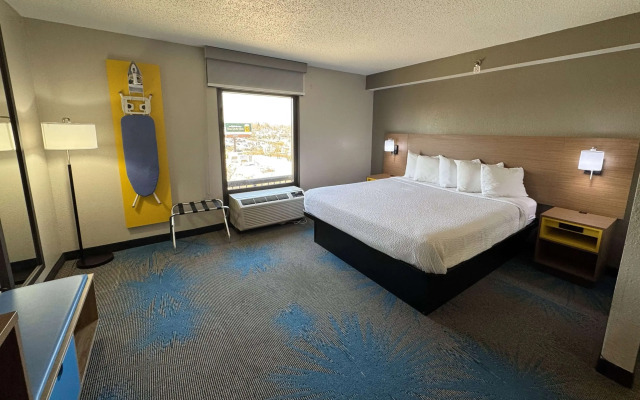 Days Inn & Suites by Wyndham Cedar Rapids