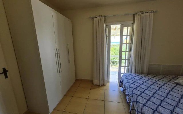 Ampla casa com 5 quartos e vista para o mar