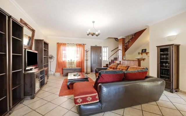 Friendly House