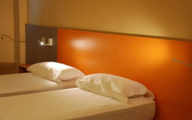 Twenty Tu Hi-tech Hostel