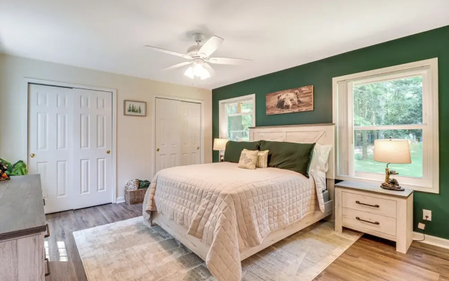 7 Mi to Big Boulder: Resort-style Poconos Retreat