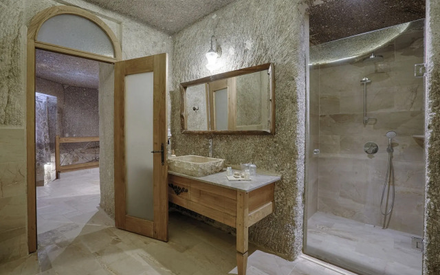 Hera Cave Suites