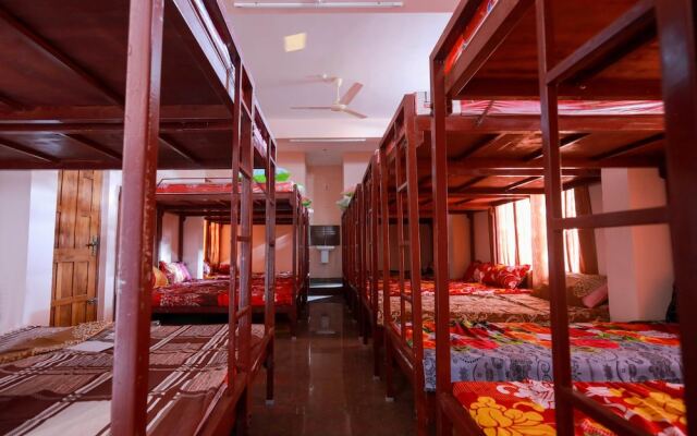 Adona Residency - Hostel