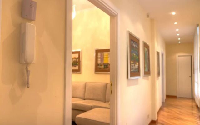 Spanish Steps Hills Apartment