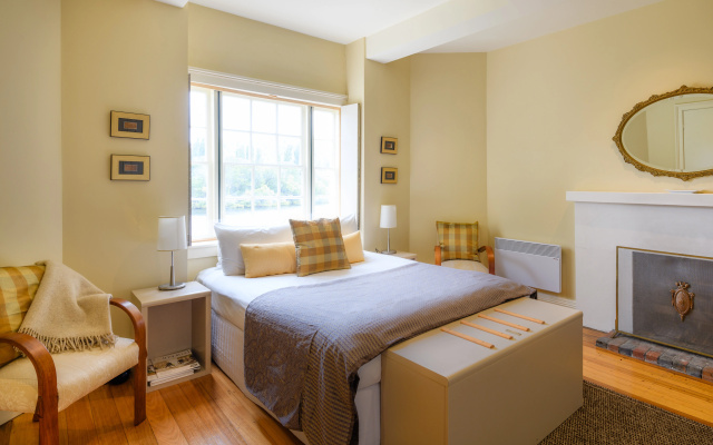 The Woodbridge Waterfront Rooms. – Guest Rooms – New Norfolk