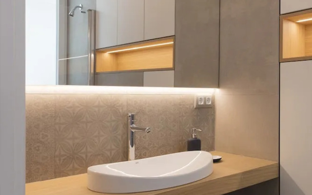 Chic & Central in Lively but Quiet Area