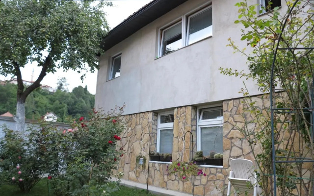 Modern&Cozy Bosnian house with GARDEN+FREE parking