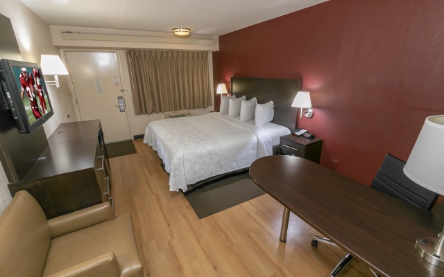Red Roof Inn PLUS+ Chicago - Willowbrook - Image 4