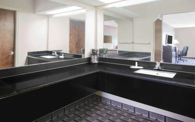 Days Inn & Suites Pine Bluff