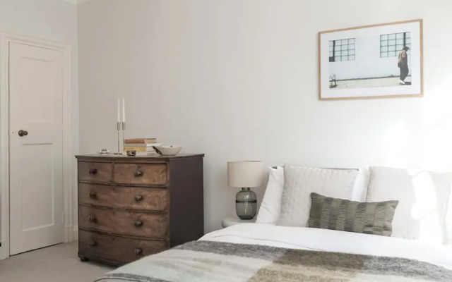 Beautifully Presented Centrally Located Studio apt