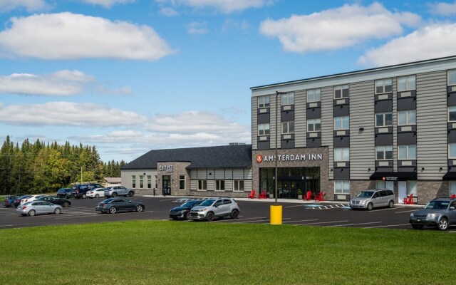 Amsterdam Inn & Suites