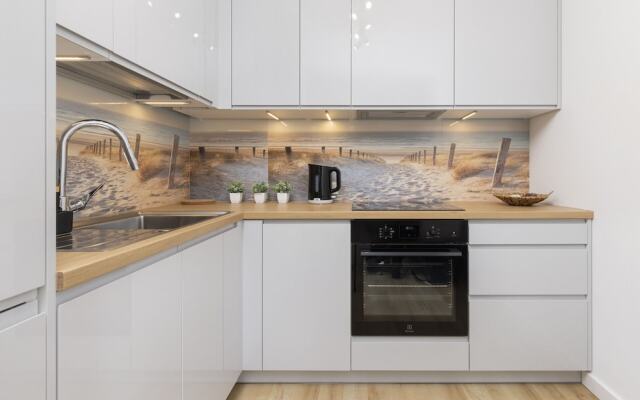 Obrońców Wybrzeża Gdynia by Renters