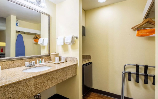 Econo Lodge Naval Station Norfolk
