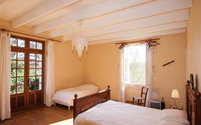 Warm Mansion with Swimming Pool in Sigoules France
