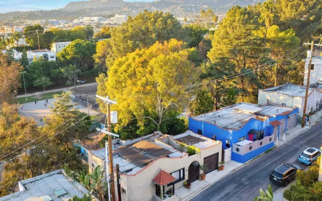 Spanish Revival Charm in Silver Lake w/ Patio, BBQ & Walkable Location Maltman Manor by Avantstay