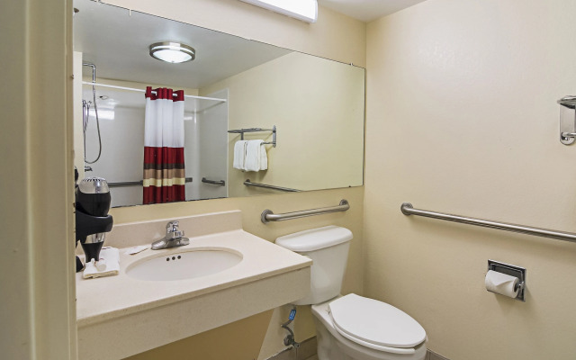 Red Roof Inn & Suites Fayetteville - Fort Bragg