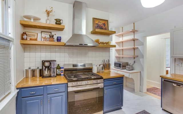 Uptown Minneapolis Home: Walk To Lakes!