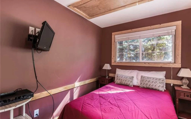 Chestnut Lodge - Four Bedroom Cabin with Hot Tub