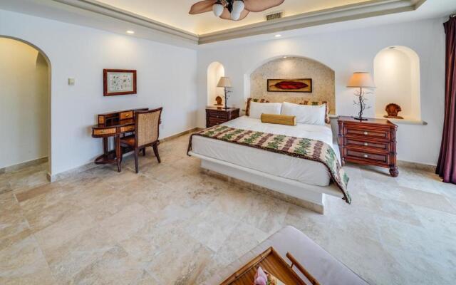 Lagoon & Beach Steps Away 5-bdrm Villa Elegancia