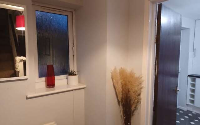 Huku Kwetu - Fieldfare Green