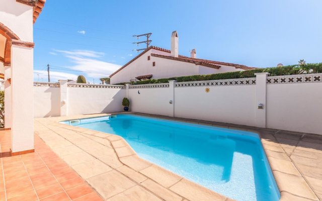 Cosy Holiday Home L'escala With Swimming Pool