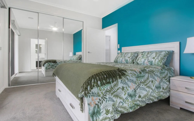 The Apartment, Metung