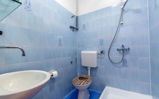 Nice Apartment in Duce With Wifi and 2 Bedrooms
