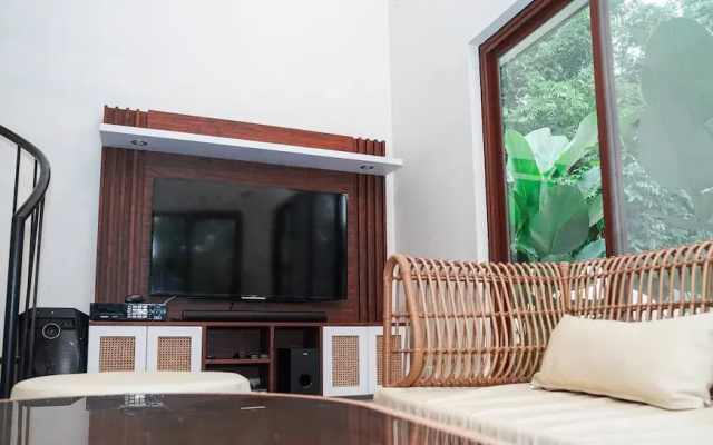Modern Tropical 2BR Villa & Pool Retreat in Amadeo