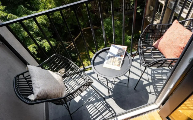 Bright 2BR Flat - Top Location - Green Views
