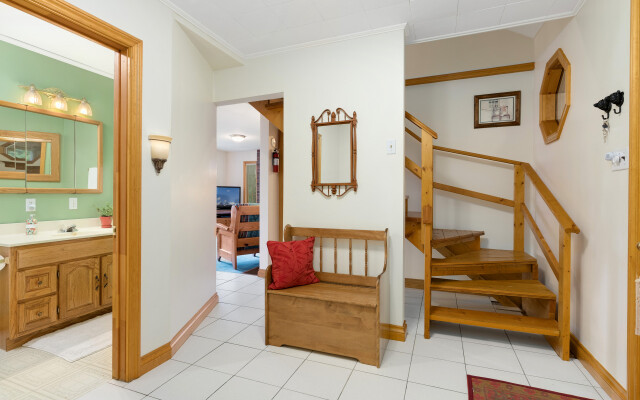 Bear Essentials Lakefront Hideaway