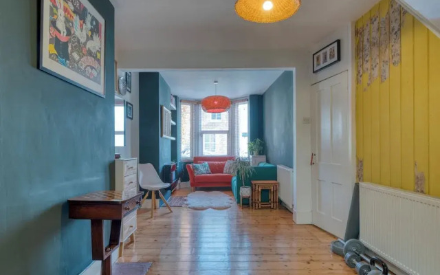 Stylish 2BD with Private Garden & Sauna