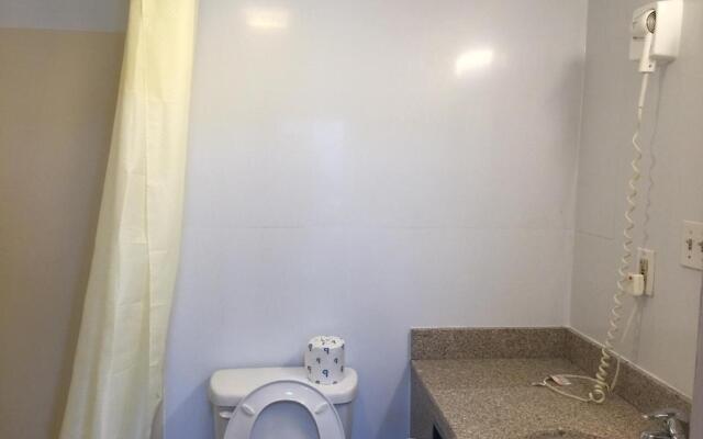 Econo Lodge Inn & Suites Lake Harmony - Pocono Mountains Area