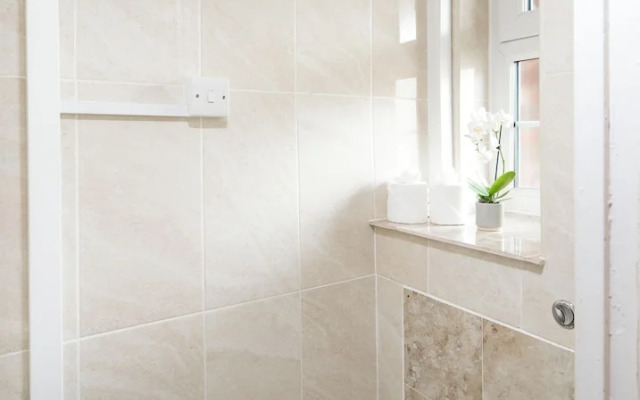 Stylish 2BD Flat with Balcony Near Stepney Green