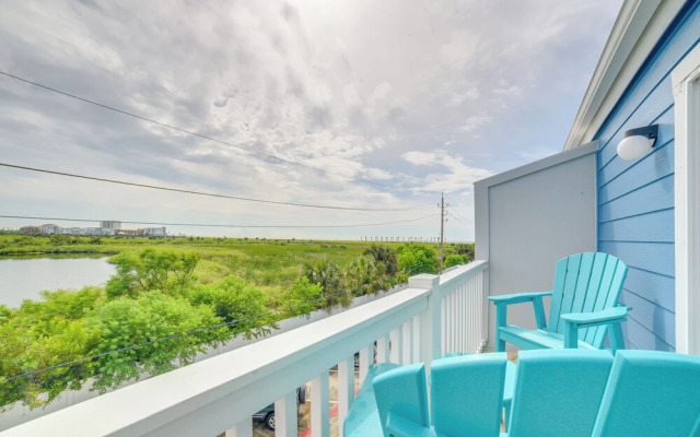 Bay View, Pool Access: Romantic Galveston Retreat!