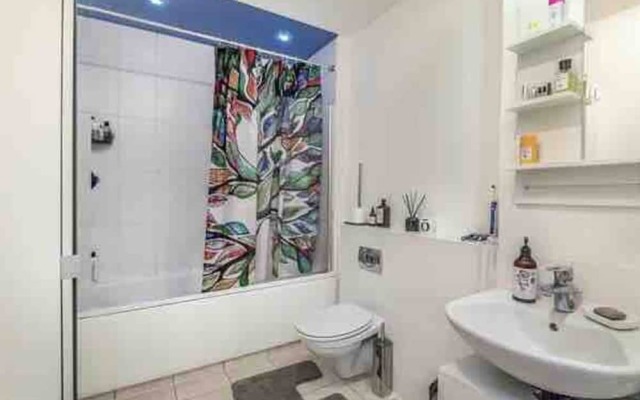 Stunning 2 Bedroom Property near Limehouse