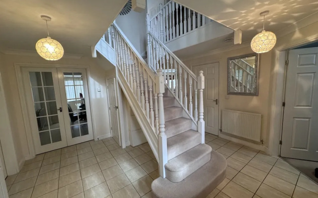 Spacious 4Bd House With Character In Coventry